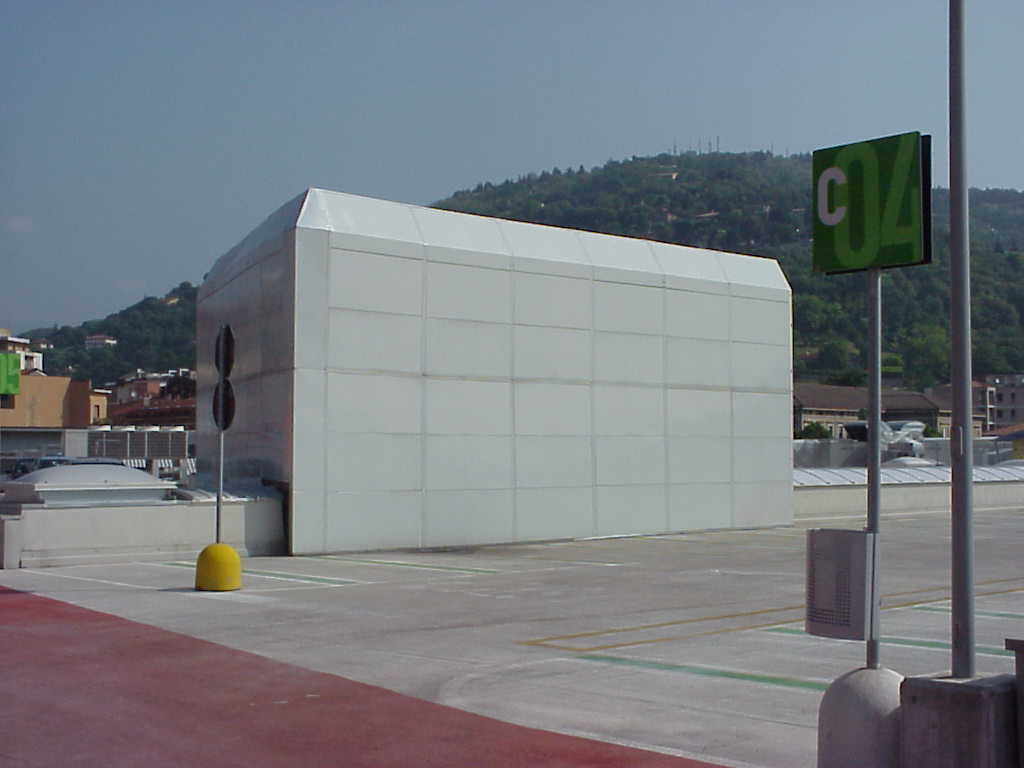 Barriere acustica montata sul tetto di un Centro Commerciale