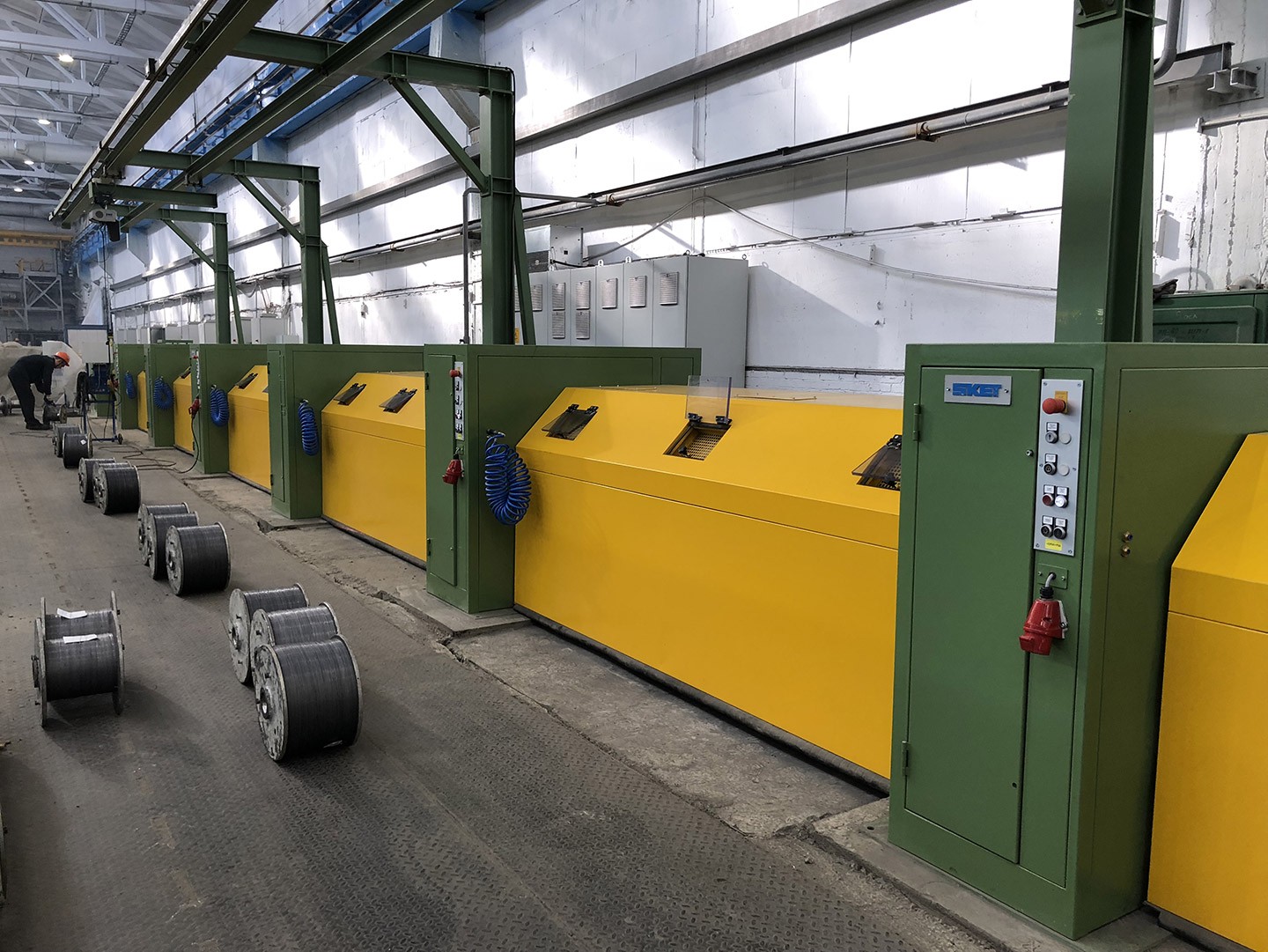 Serie di cabine insonorizzanti montate in impianto di produzione bobine