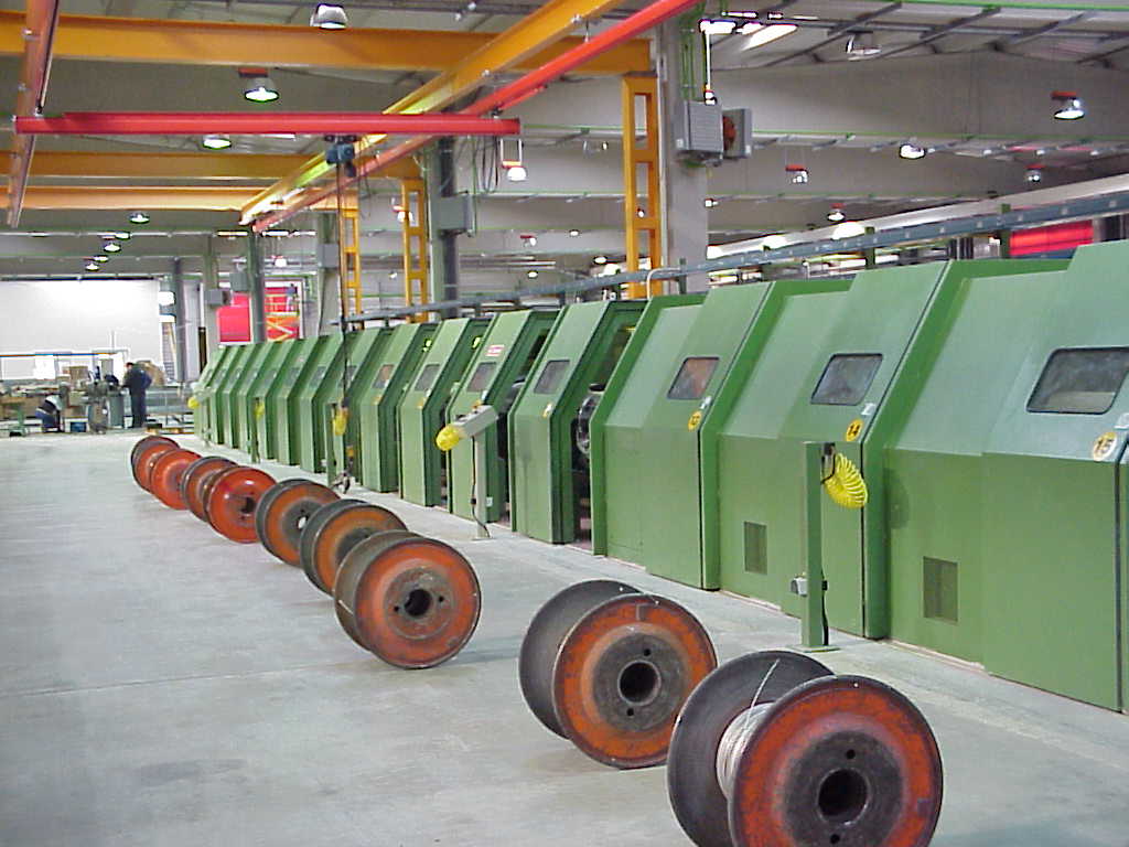 Serie di cabine insonorizzanti montate in impianto di produzione cavi