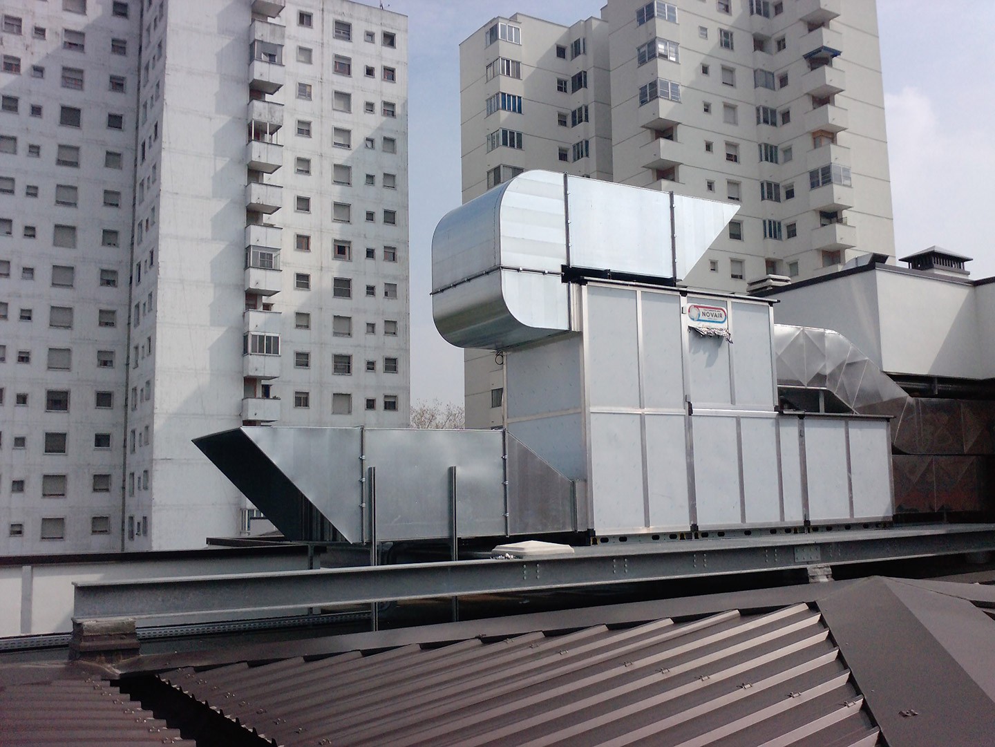 Silenziatore industriale esterno tetto montato su tetto di edificio residenziale
