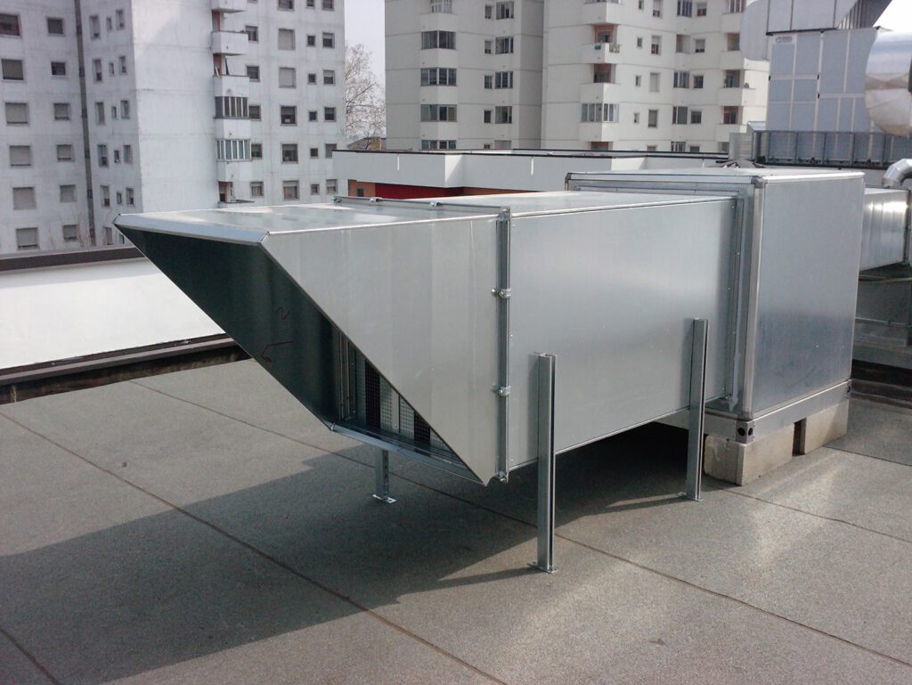 Silenziatore industriale esterno montato su tetto di edificio di uffici